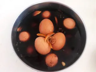 自制五香茶蛋,把鸡蛋捞出来浸泡4个小时左右，让鸡蛋更加入味
