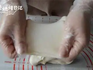 风靡街头的板栗饼不敢吃?那就自制吧,美味又好吃,制作水油皮部分,将中筋粉、水、糖、猪油混合,捏揉成团,揉到出膜即可。分成10等份,备用。