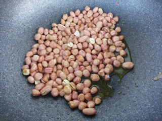 风味炒花生米,慢慢的炒至花生变色。