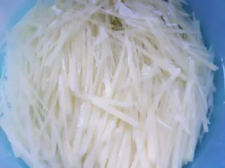 泰国风味凉拌菜,土豆切好，用凉水泡一下