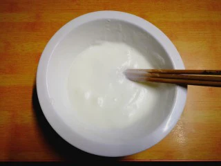 健康电饭锅蛋糕,顺时针使劲搅拌至蛋清变白