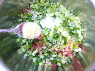 山西太原特色小吃，羊肉手抓饼,加入2克鸡粉。