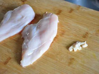 街头小吃自己做---香酥无骨鸡柳,鸡胸肉两块,去除筋膜和鸡油。