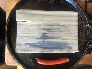 街边小吃一东北烤冷面,刷油 肠放旁边