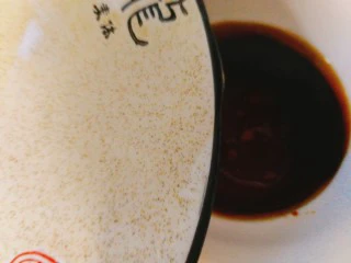 家常菜+红烧明虾,调汁：蚝油，生抽，料酒，甜辣酱，清水调制而成。