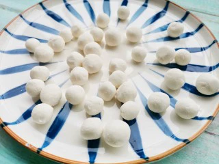 软糯香甜的多芒小丸子,揉成光滑面团,分成小丁搓圆。