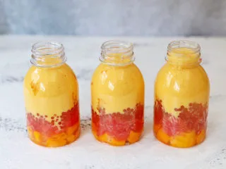 可以吸着喝的杨枝甘露,最后倒入奶昔，喝时摇晃均匀即可食用