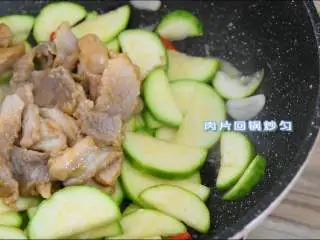 西葫芦炒肉片—从小吃到大的家常菜,简单易学哦,肉片回锅炒匀。
