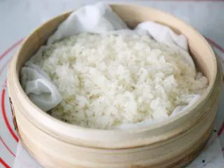 武汉小吃 糯米包油条,糯米饭蒸熟后,趁热使用。