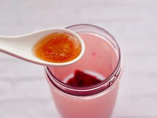 火龙果小番茄蜂蜜果汁,这个时候加入蜂蜜，不喜欢蜂蜜的可以加白砂糖，也可以什么都不加。