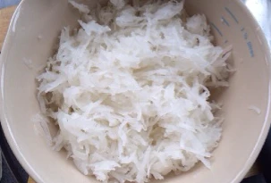 中式传统小吃——腊味萝卜糕,在萝卜丝中加少许盐抓匀,腌制20分钟左右