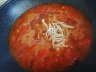 西红柿炖金针菇,大火烧开转中小火炖五分钟左右