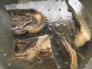 风味麻辣牛肉干,把牛肉干用涨水煮五分钟捞出