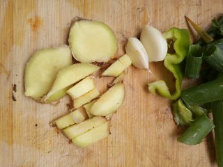 别为风情的龙虾,我个人比较喜欢把准备工作做好 就是所以需要的食材酱料都准备好在做饭。第一步洗干净所以得东西 该切就切。