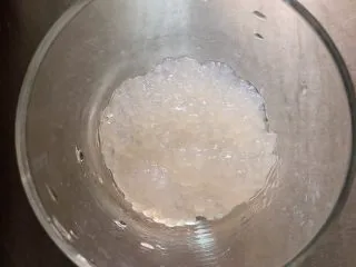 杨梅奶昔西米露,取饮料杯一只,将西米放入杯中。