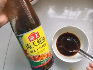 超级下饭的豆角焖饭，爱吃面食的北方人不容错过,耗油一勺，加水半碗，调匀