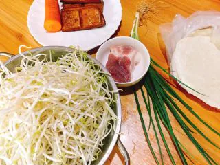 福州特色小吃+炸春卷,食材准备好,香干,五花肉,香葱,春卷皮,豆芽菜,胡萝卜