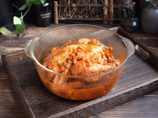 百变水果 新奥尔良风味雪梨烤鸡,将步骤8的蔬菜雪梨丁和步骤9的新奥尔良腌料混合在一起，涂抹在三黄鸡的全身上，内脏里要塞一些腌料。