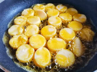 脆皮日本豆腐,锅倒油，下日本豆腐煎至两面金黄捞出。