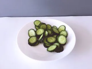 健康饮品之黄瓜雪梨汁,将黄瓜洗净用盐水浸泡在冷水冲一遍均匀切块