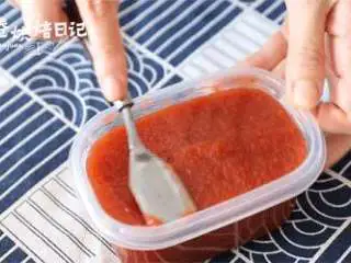 山楂之恋在秋季,经典小吃都在这了~,山楂泥晾凉后倒入保鲜盒(保鲜盒可以先刷一层薄薄的油),入冰箱冷藏一晚后切块。