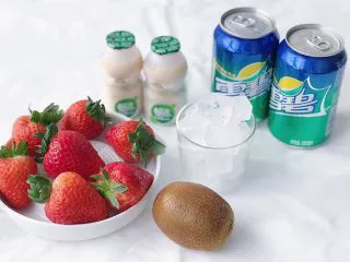 奇异果气泡饮,食材准备： 奇异果1个 冰块适量 雪碧1瓶 乳酸菌1瓶