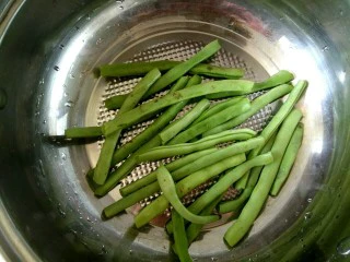 酱香肉沫四季豆,。四季豆去筋，去两端，用清水洗净