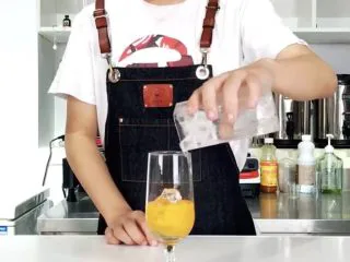 无酒精鸡尾酒，让你轻松尬过战斗民族！,倒入适量冰块