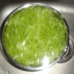 傣族风味菜：凉拌莴笋丝,莴笋去皮切丝，嫩叶也切丝，用水泡一下