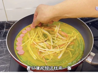 鲜香味美的风味豇豆鸡蛋饼教程,摆上烤肠