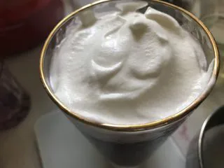 多肉葡萄汁儿,倒入奶盖。