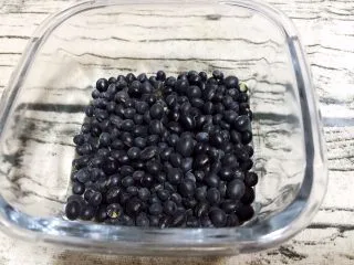 黑豆黑芝麻浆,黑豆称重洗净