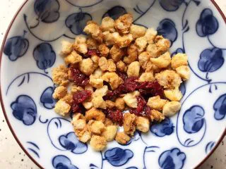 香蕉芒果卡乐比营养奶糊,卡乐比里面的水果干会有点硬,所以我们要把它稍微剪碎一点