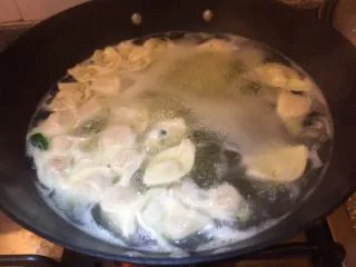 乡味~重庆小吃红油抄手,开锅在加入冷水,在开起就可以捞出了。