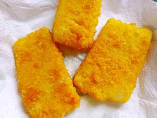 江南名小吃～炸年糕,用吸油纸吸取多余的油