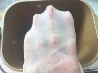 意式红烩牛柳酥,揉好的面团切下一小块,可以撑出薄薄的有弹性的手套膜