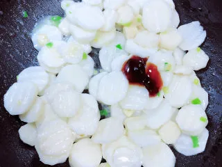 清炒山药木耳,放入盐、蚝油，继续翻炒均匀。