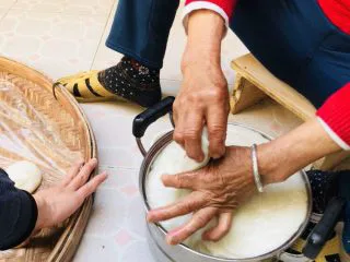 客家小吃:蒜苗粿(葫粄)➕菜头粄,捏成一个个小剂子