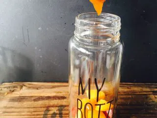 美丽的水果饮品,再继续加酱,加酱,可以使水果茶味道更浓郁