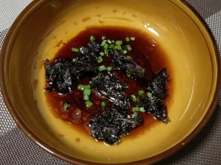 #地方特色小吃# 自制龙抄手,现来调汤底,家里没有辣椒红油了,换种口味——酸辣味型,个人觉得比红油的好吃。取一碗,放少许盐,生抽,椒麻油,醋,紫菜,葱花。根据需要加少许味精