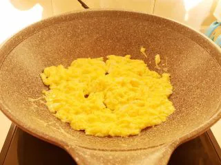 10分钟快手菜 番茄炒蛋,油烧热后加入鸡蛋液