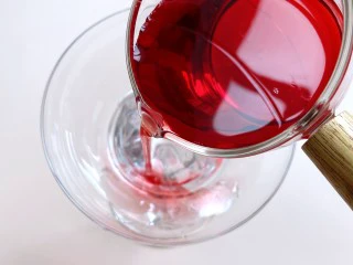 蔓越莓果冻多多,4、倒入蔓越莓果汁,可以根据个人口味加入蜂蜜，搅拌均匀即可。