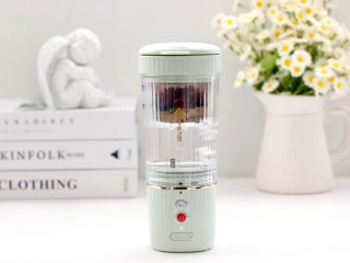 蔓越莓沃柑冷萃果茶,放入装好茶的茶仓，拧紧杯盖，开始萃取茶汁，这款九阳确幸杯榨汁机，独立的茶仓，一健过滤，既能冷萃茶，还可以榨果汁，10min快速制作果茶。