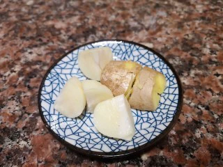 四季豆烧排骨,将大蒜和生姜切块备用。