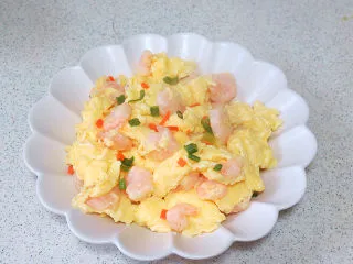 宴客快手菜【虾仁滑蛋】,表面可撒些葱花，胡萝卜碎装饰一下