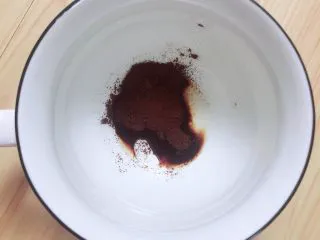 珍珠冷萃咖啡,煮珍珠的时候,取一个杯子,将咖啡粉倒入杯子。