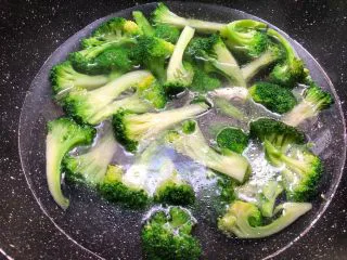 杏鲍菇炒西兰花,锅里放入一大碗水烧开，放入一勺盐，一勺油，少许白糖调匀，把洗好西兰花放入焯30秒，焯好捞起来用冷水冲凉待用。