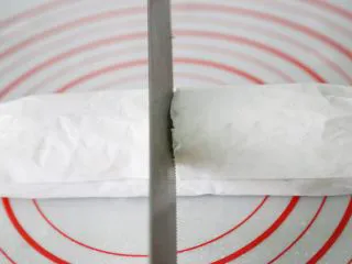 武汉小吃 糯米包油条,吃的时候,可以用带锯齿的刀子划开。