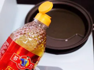 家常辣炒土豆丝,锅中倒入花生油烧热后。