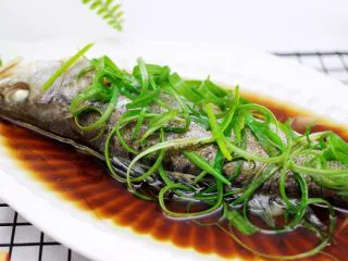 鲜美无比的粤式清蒸鲈鱼,嘻嘻，现在可以享受美味咯，宝贝多吃了一碗米饭。